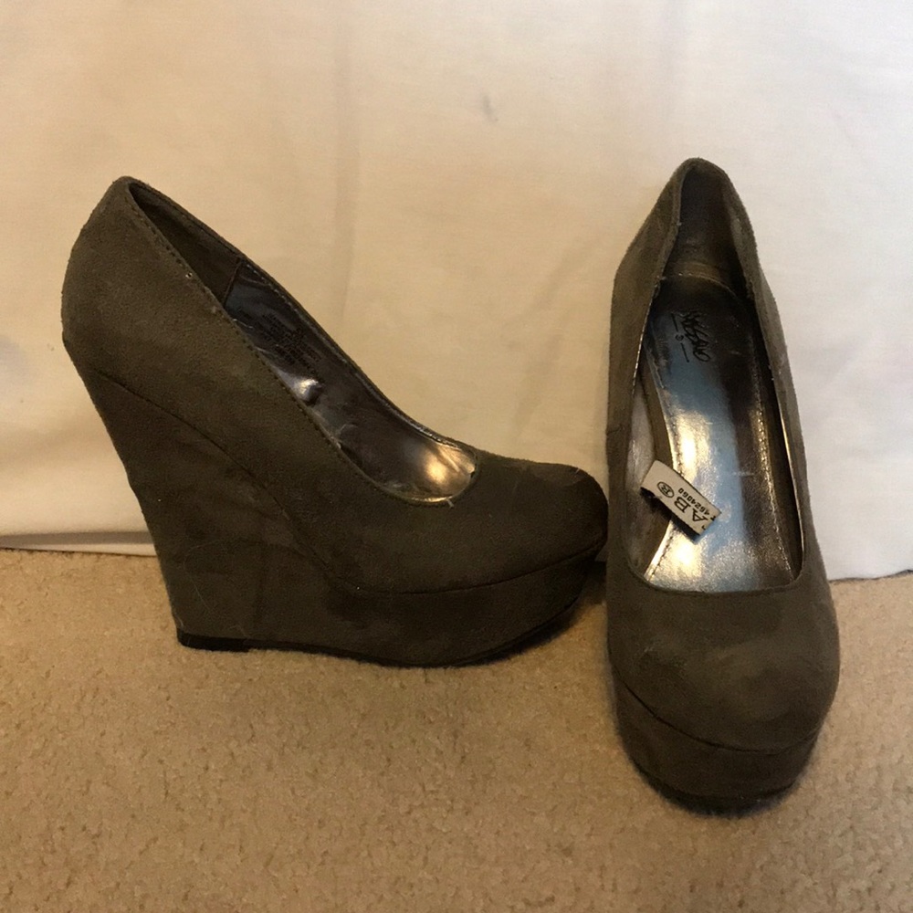 Shoes - Picture 2 of 3